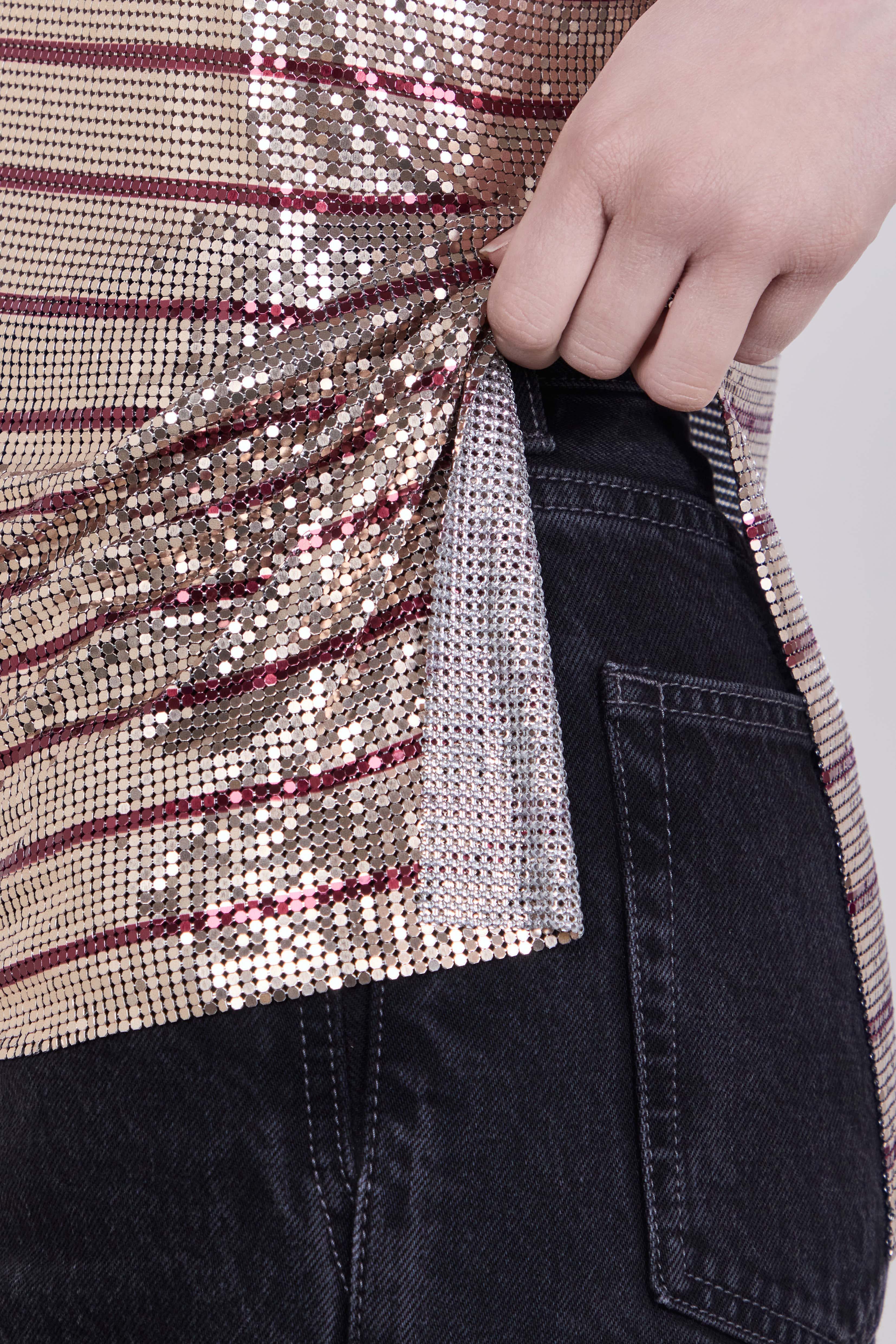 תמונת תקריב דוגמן של גופיית רשת מטאלית