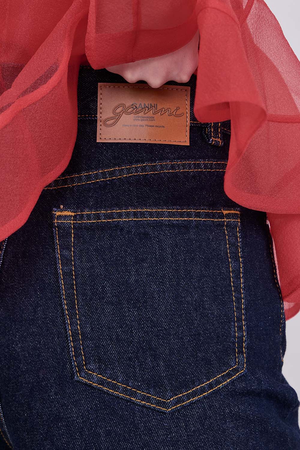 תמונת תקריב דוגמן של מכנסי ג'ינס לארי בגזרה משוחררת