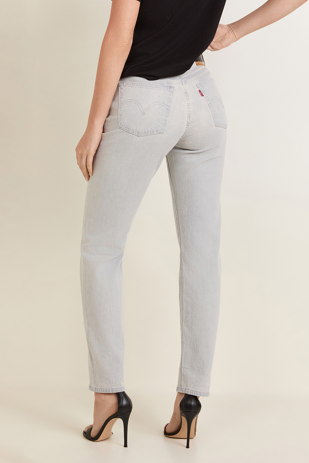 תמונת דוגמן אחורית של מכנסי ג'ינס קרופ ישרים 501