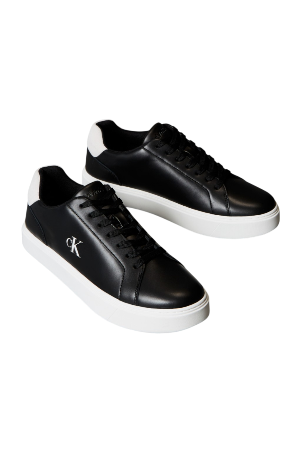 תמונת תקריב של נעלי סניקרס