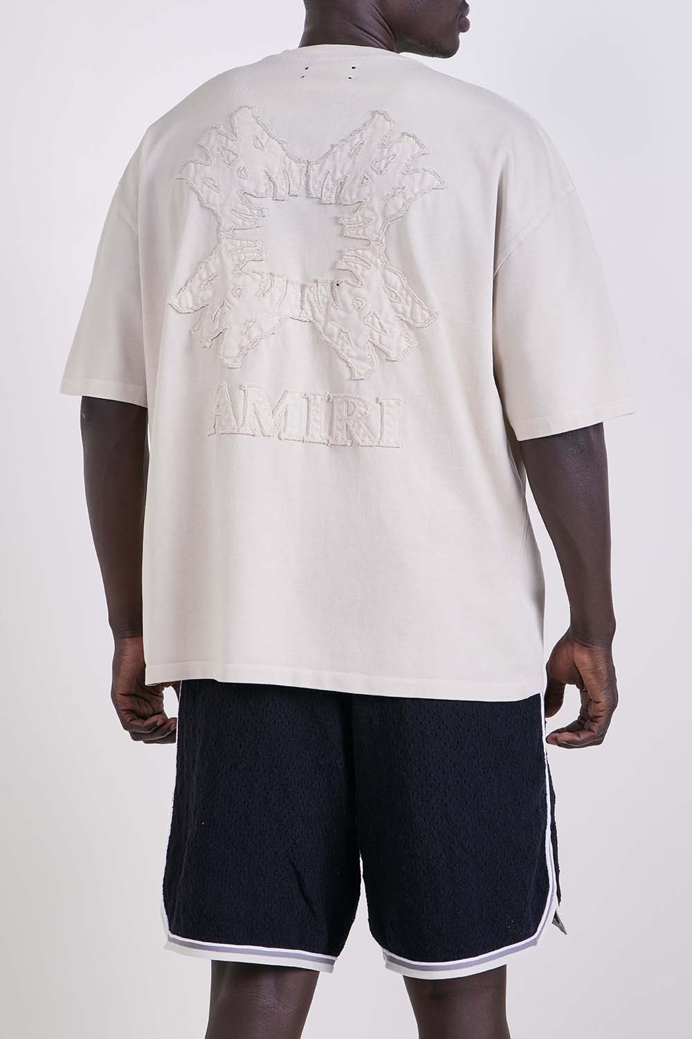 תמונת דוגמן אחורית של חולצת טי אוברסייז