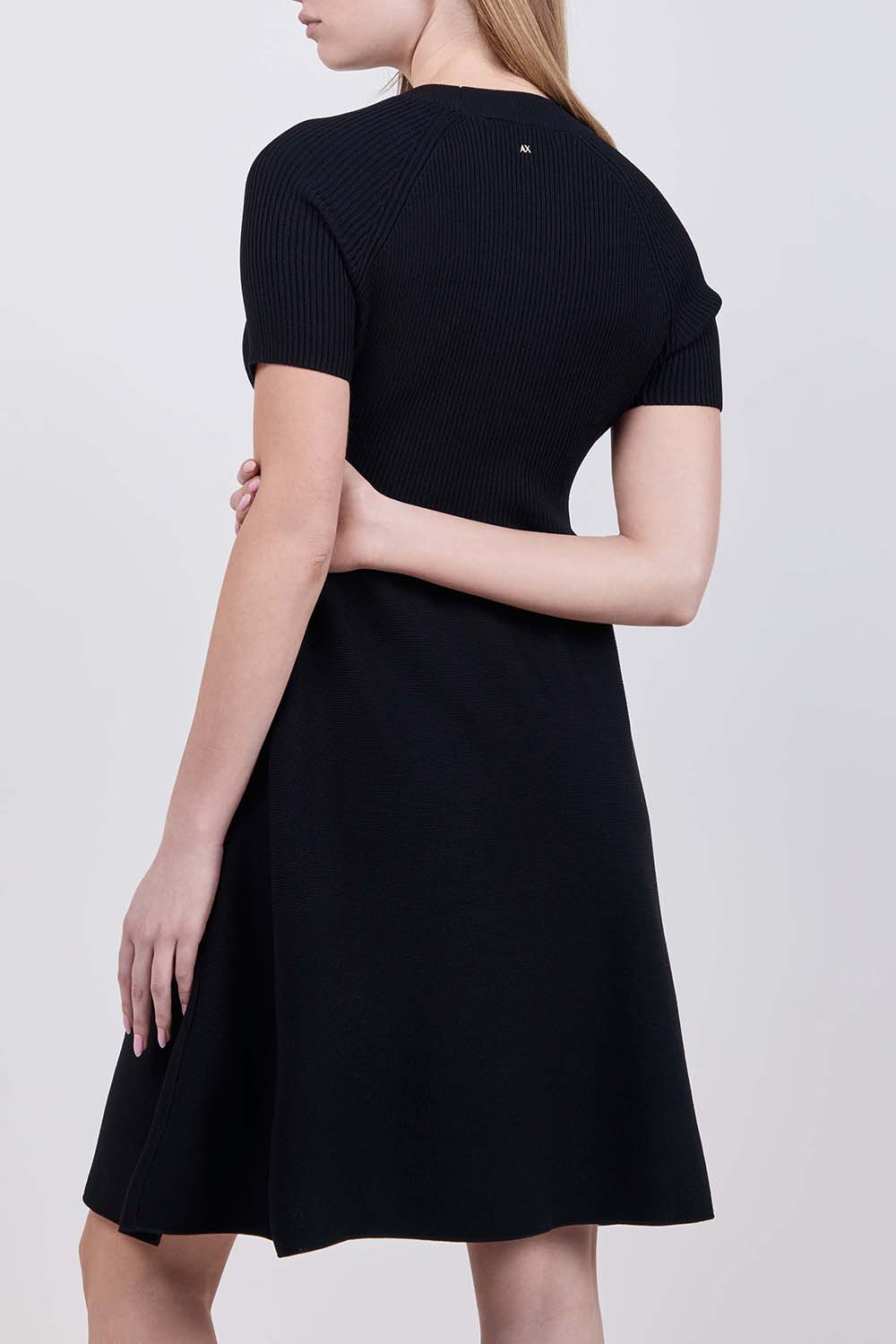 תמונת דוגמן אחורית של שמלת מידי