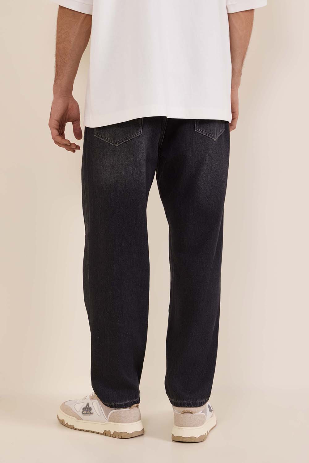 תמונת דוגמן אחורית של מכנסי ג'ינס מתרחבים