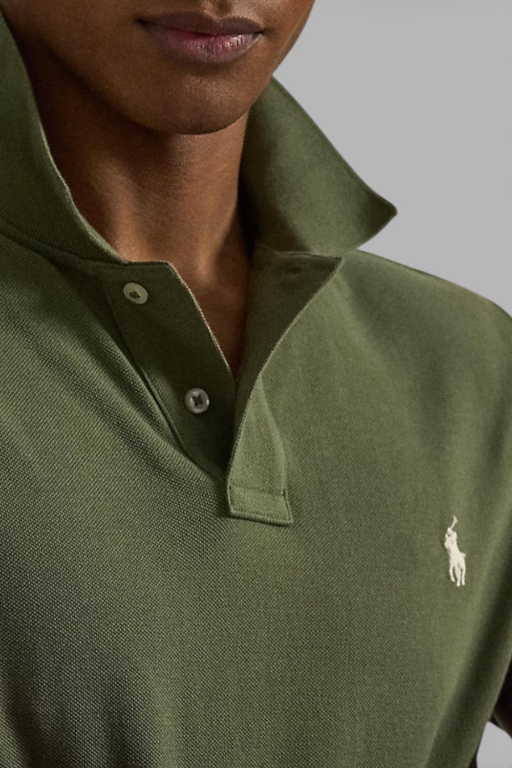 תמונת תקריב דוגמן של חולצת פולו