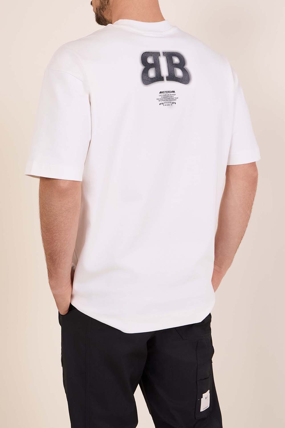 תמונת דוגמן אחורית של חולצת טי אוברסייז