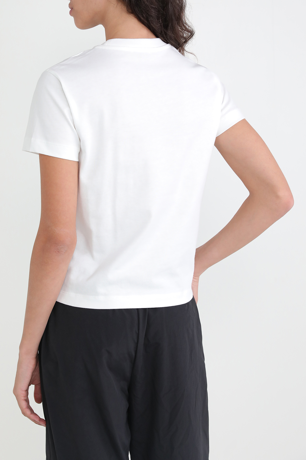 תמונת דוגמן אחורית של חולצת טי