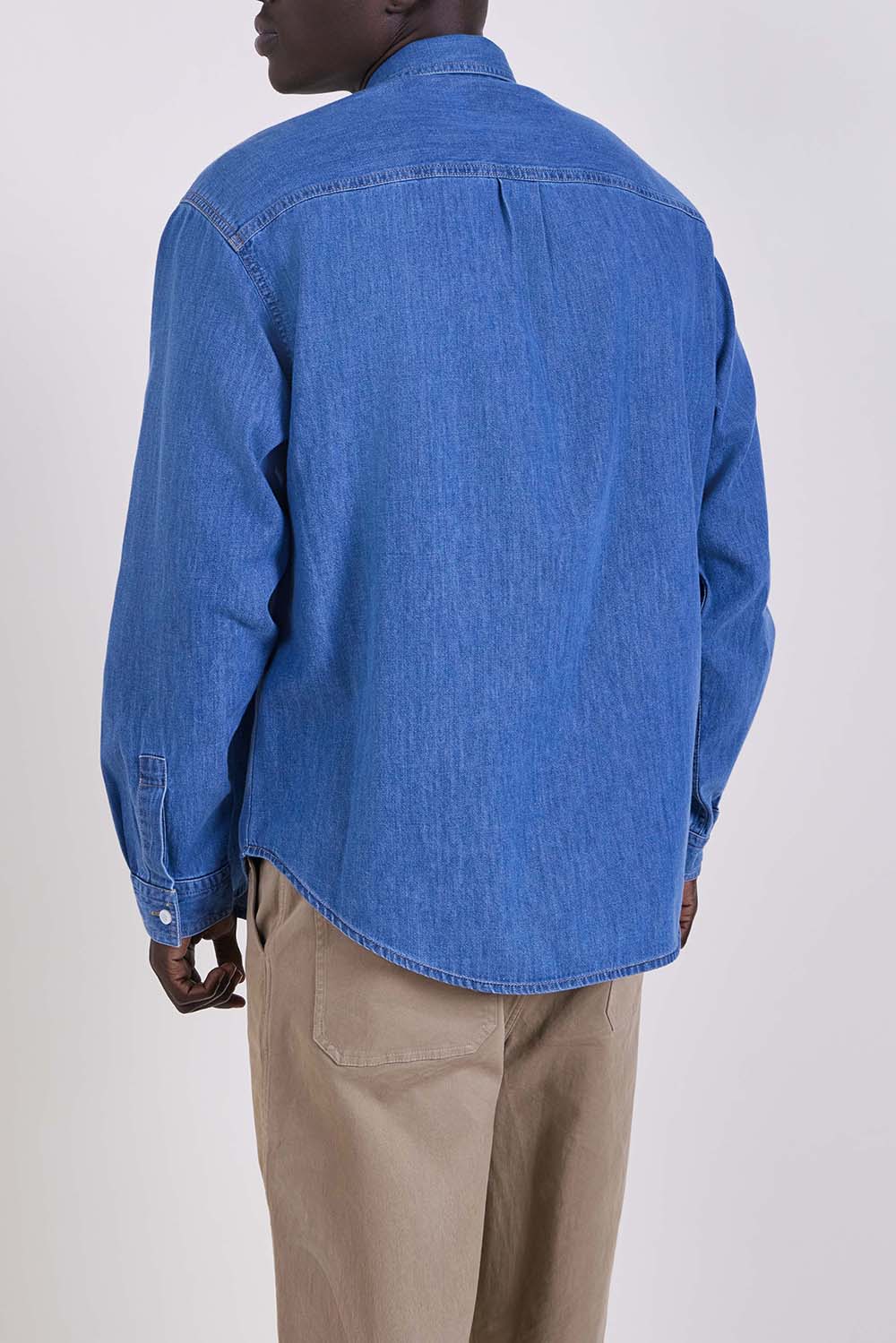 תמונת דוגמן אחורית של חולצת ג'ינס