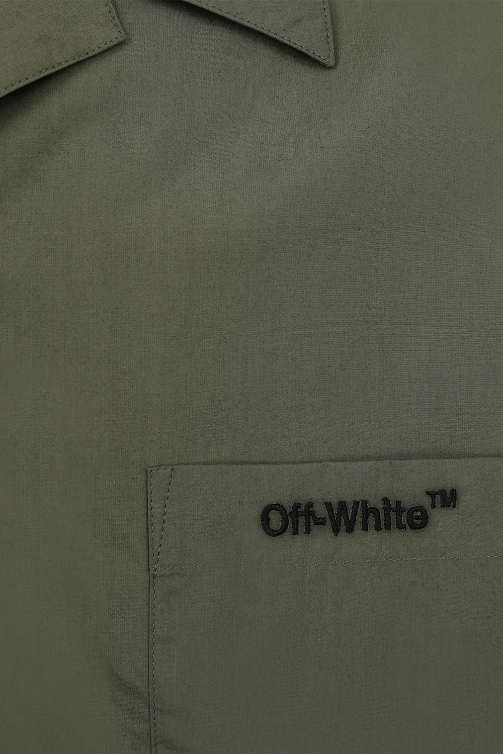 תמונת תקריב של חולצה מכופתרת עם רקמה