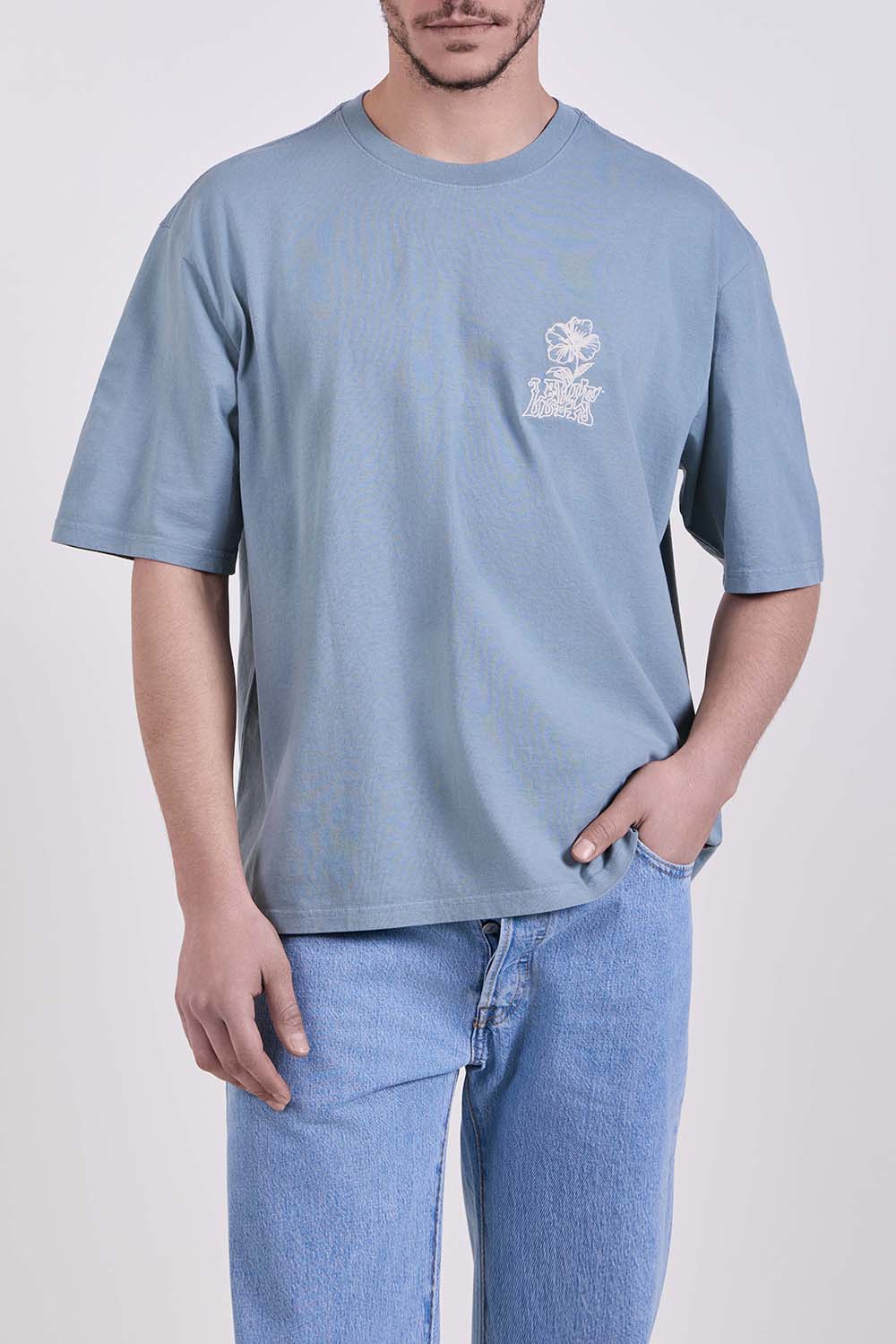 תמונת דוגמן קידמית של חולצת טי בגזרה משוחררת