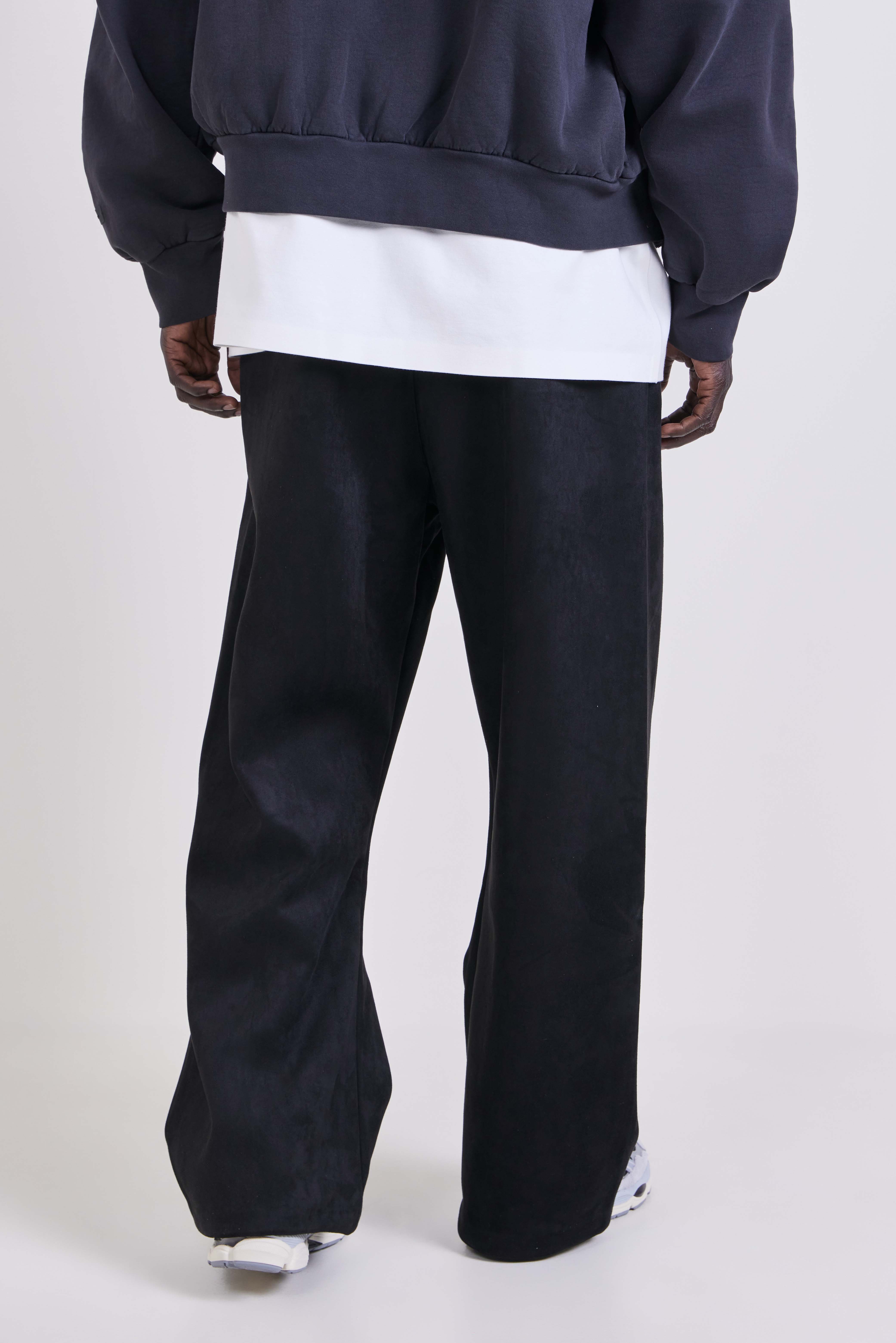 תמונת דוגמן אחורית של מכנסי ג'וגר בגזרה רחבה