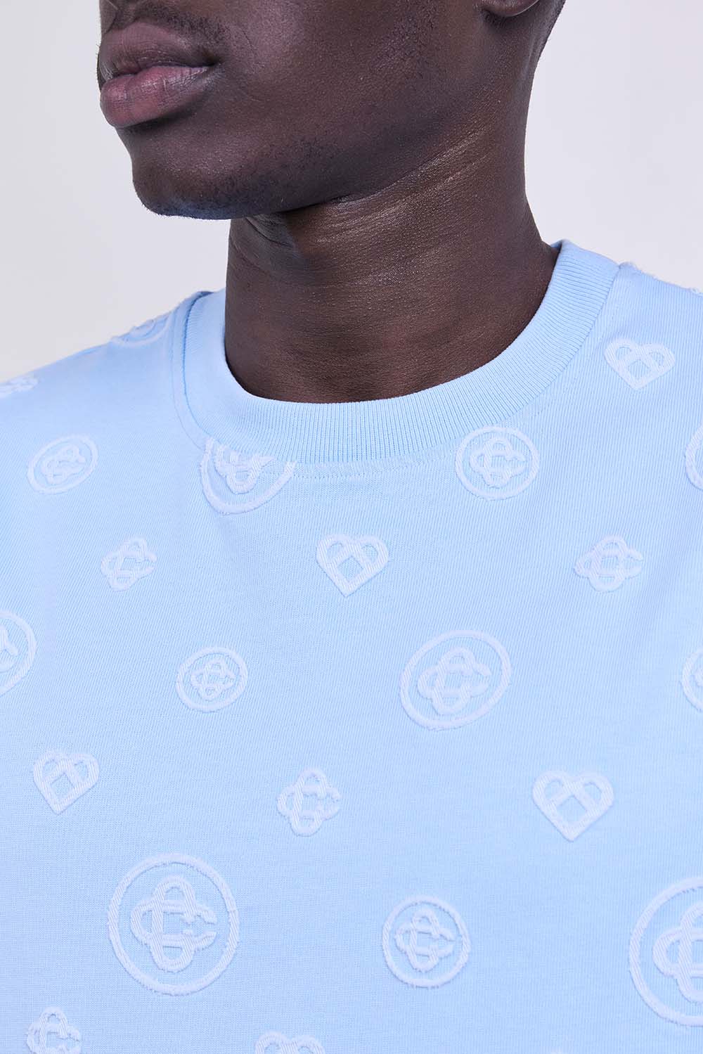 תמונת תקריב דוגמן של חולצת טי בגזרת אוברסייז