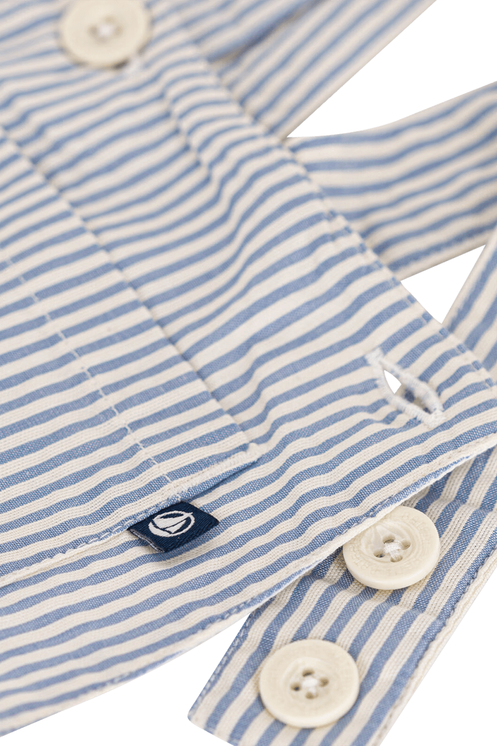 תמונת תקריב של אוברול קצר - גילאי 6-12 חודשים