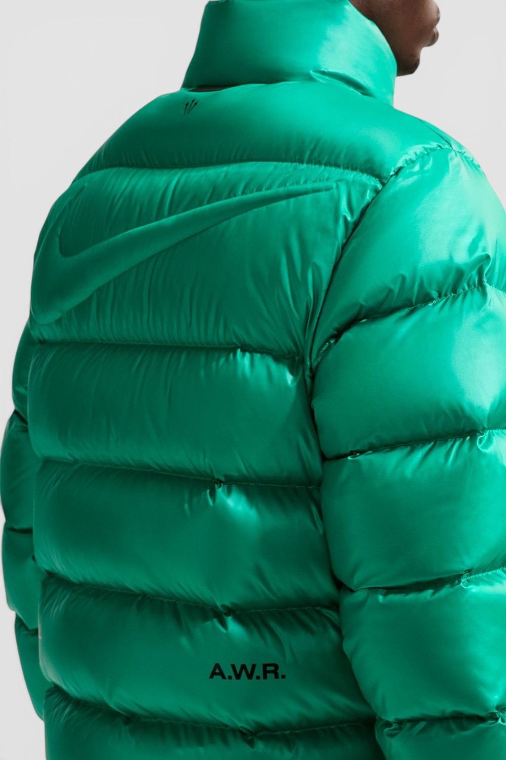 תמונת דוגמן אחורית של מעיל פוך נייקי X סטוסי