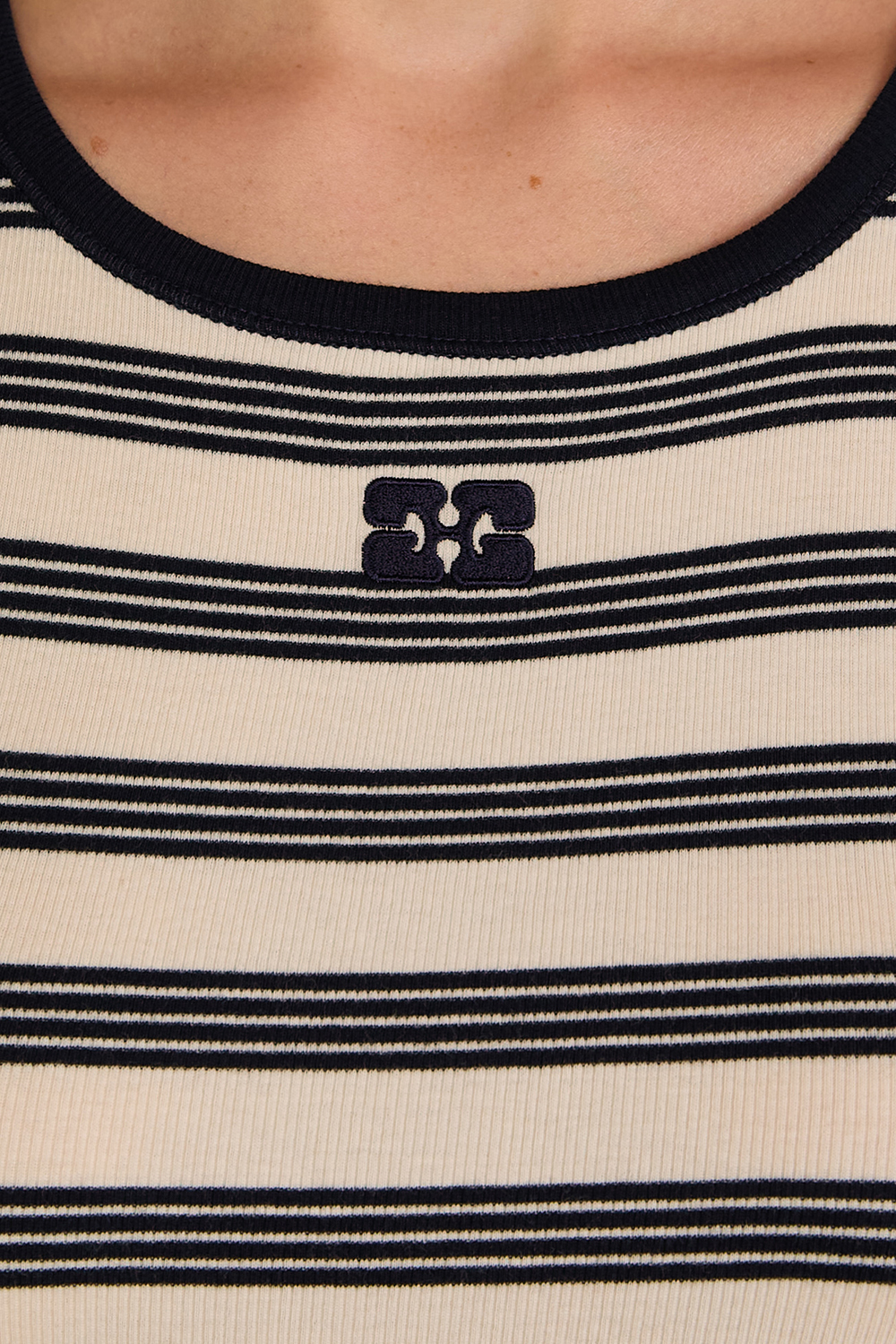 תמונת תקריב דוגמן של גופיית ריב