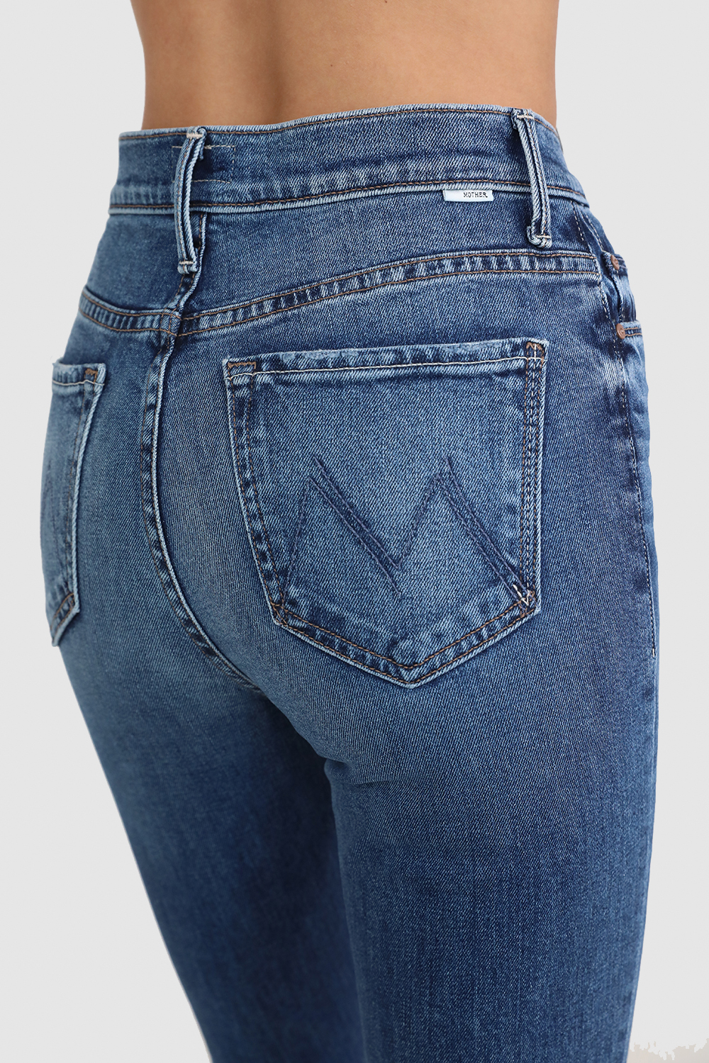 תמונת תקריב דוגמן של מכנסי ג`ינס בגזרה מתרחבת