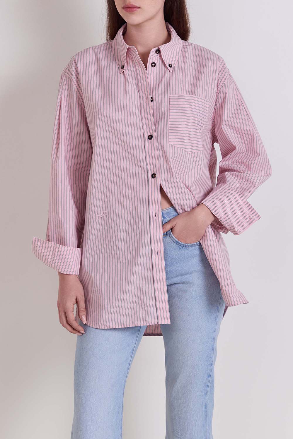 תמונת דוגמן קידמית של חולצה מכופתרת