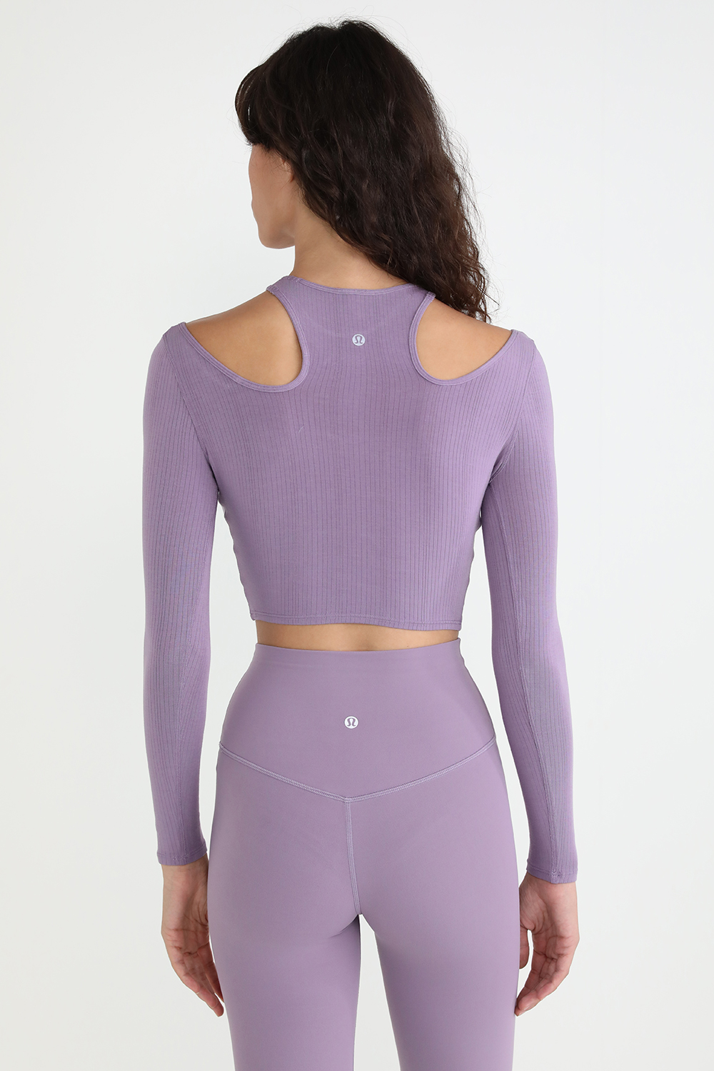 תמונת דוגמן אחורית של Shoulder Cut-Out Yoga Long-Sleeve