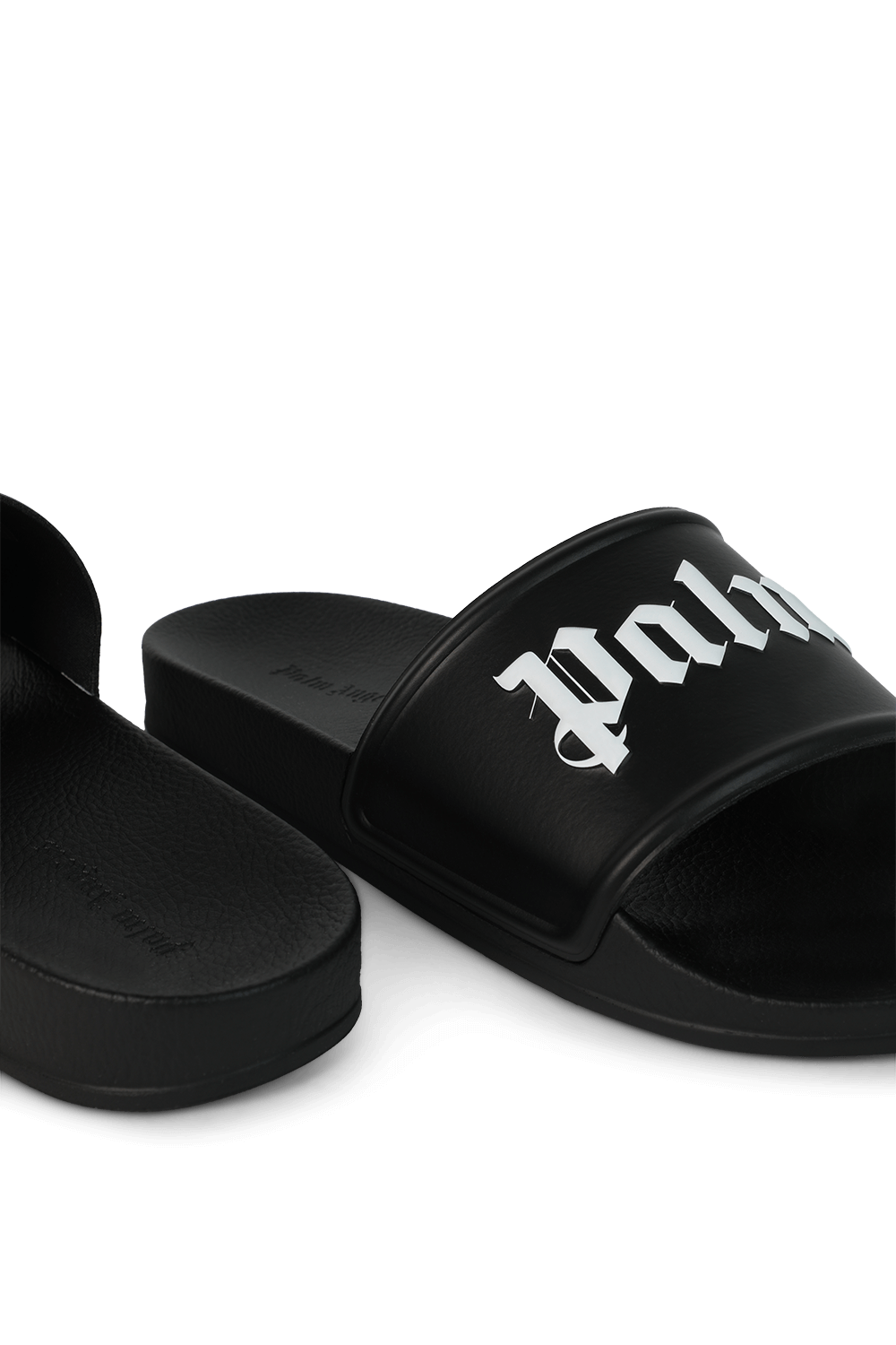 תמונת תקריב של כפכפי סליידס