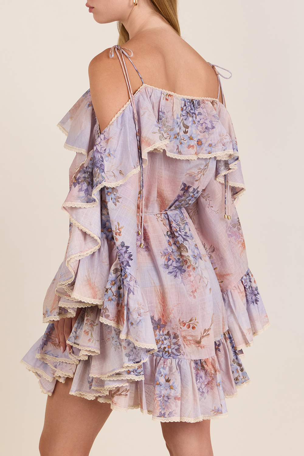 תמונת דוגמן אחורית של שמלת מיני קפלים