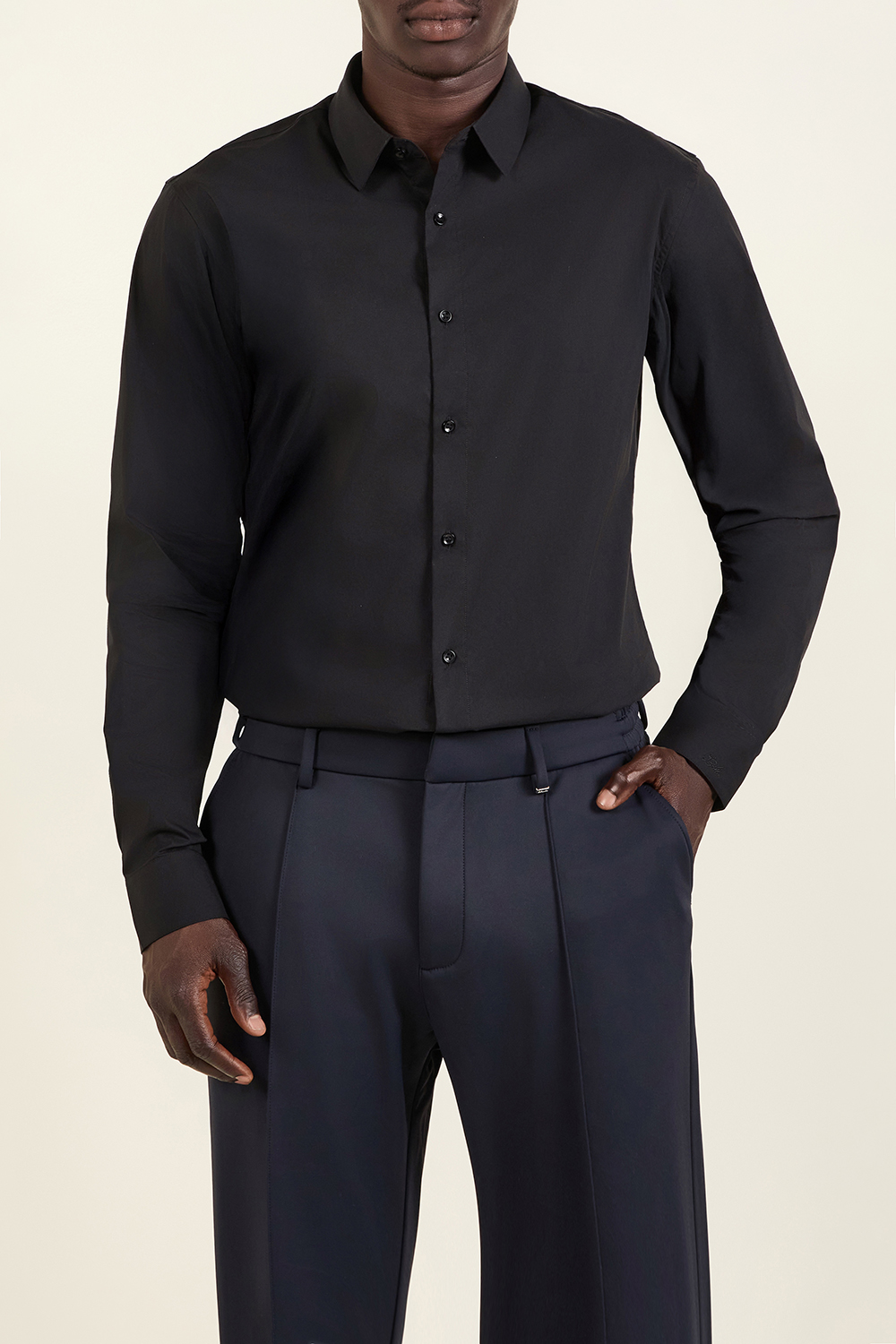 תמונת דוגמן קידמית של חולצה מכופתרת