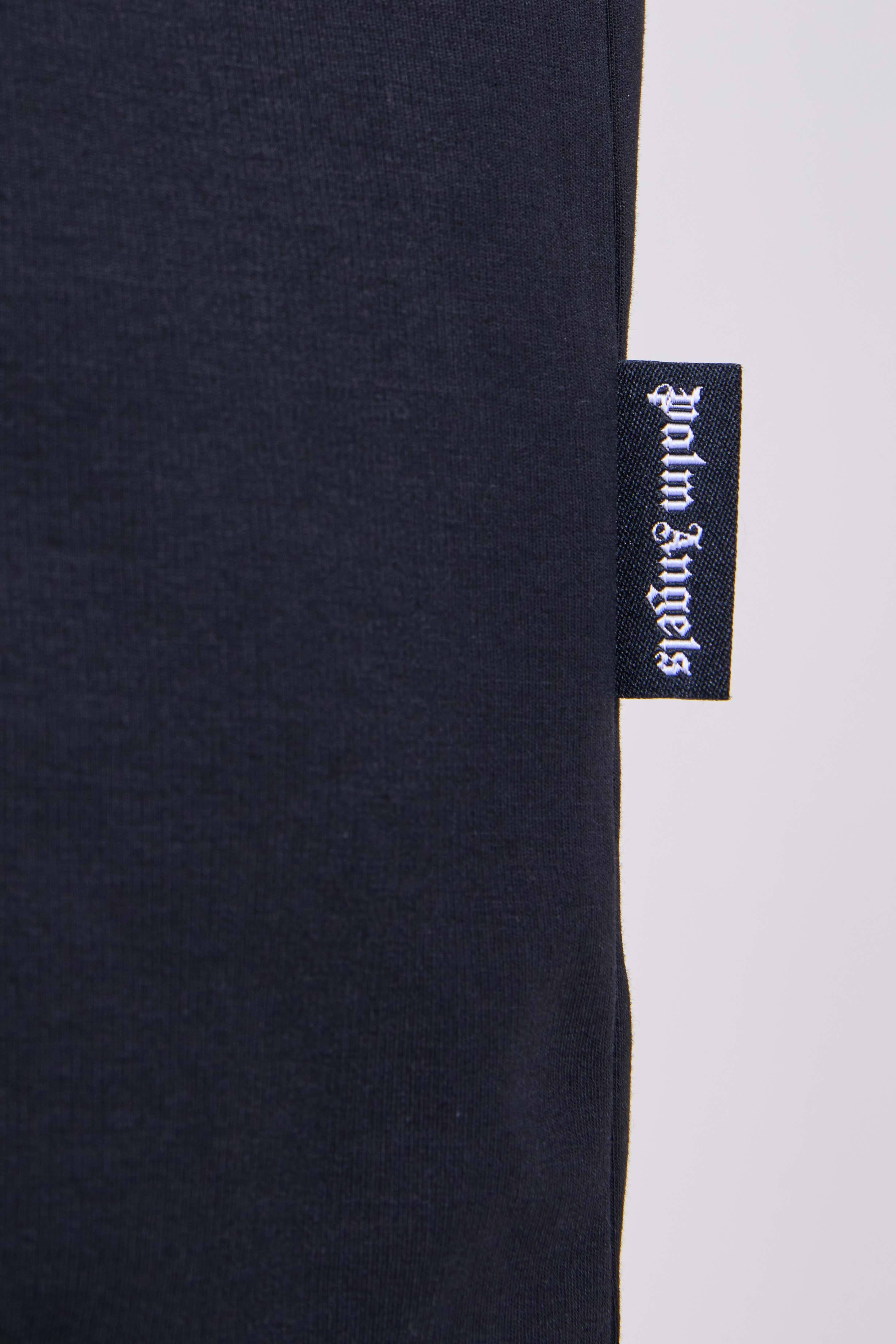 תמונת תקריב דוגמן של חולצת טי אוברסייז