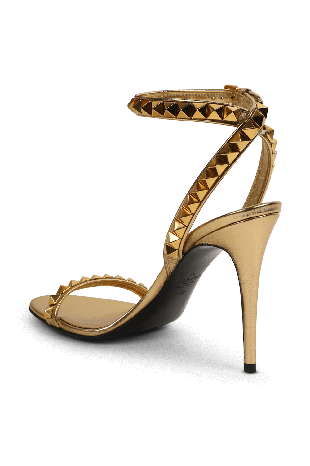 תמונה אחורית של נעלי עקב מוזהבים בעיטור ניטים