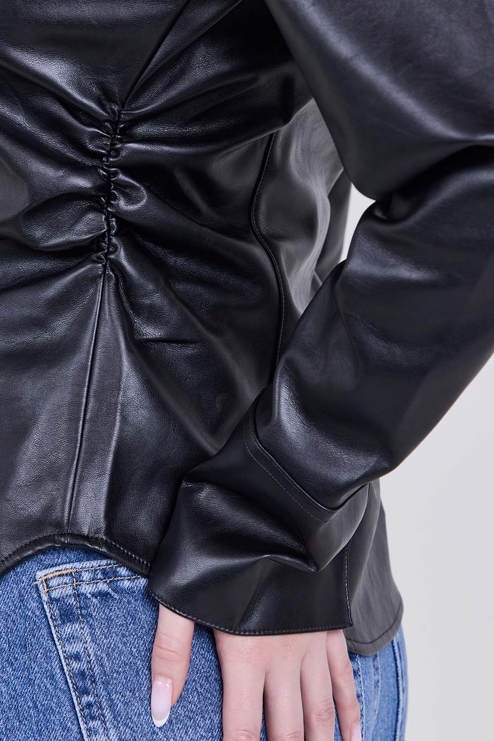 תמונת תקריב דוגמן של חולצה מכופתרת