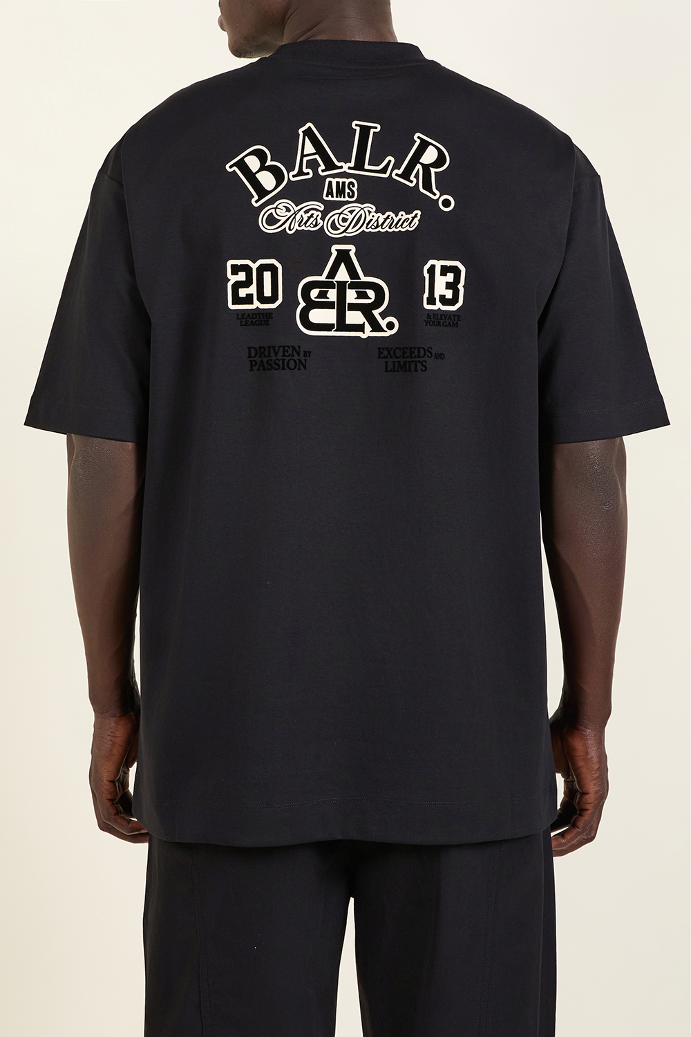 תמונת דוגמן אחורית של חולצת טי