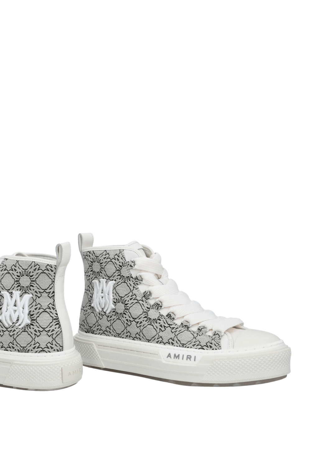 תמונת תקריב של נעלי סניקרס