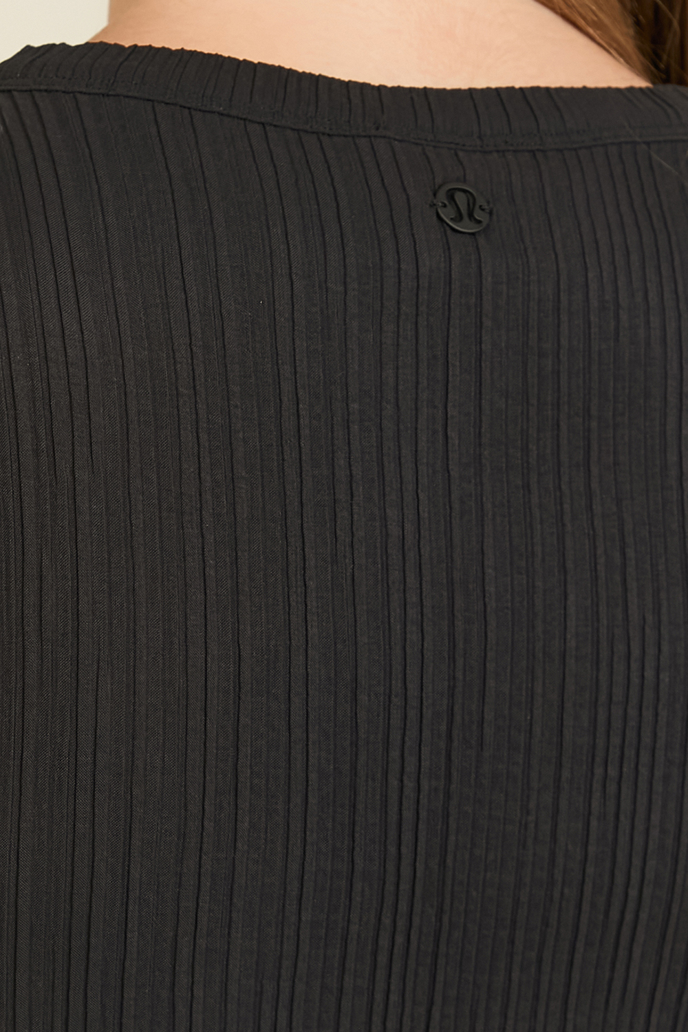 תמונת תקריב דוגמן של Sleeveless Pleated Stretch Maxi Dress