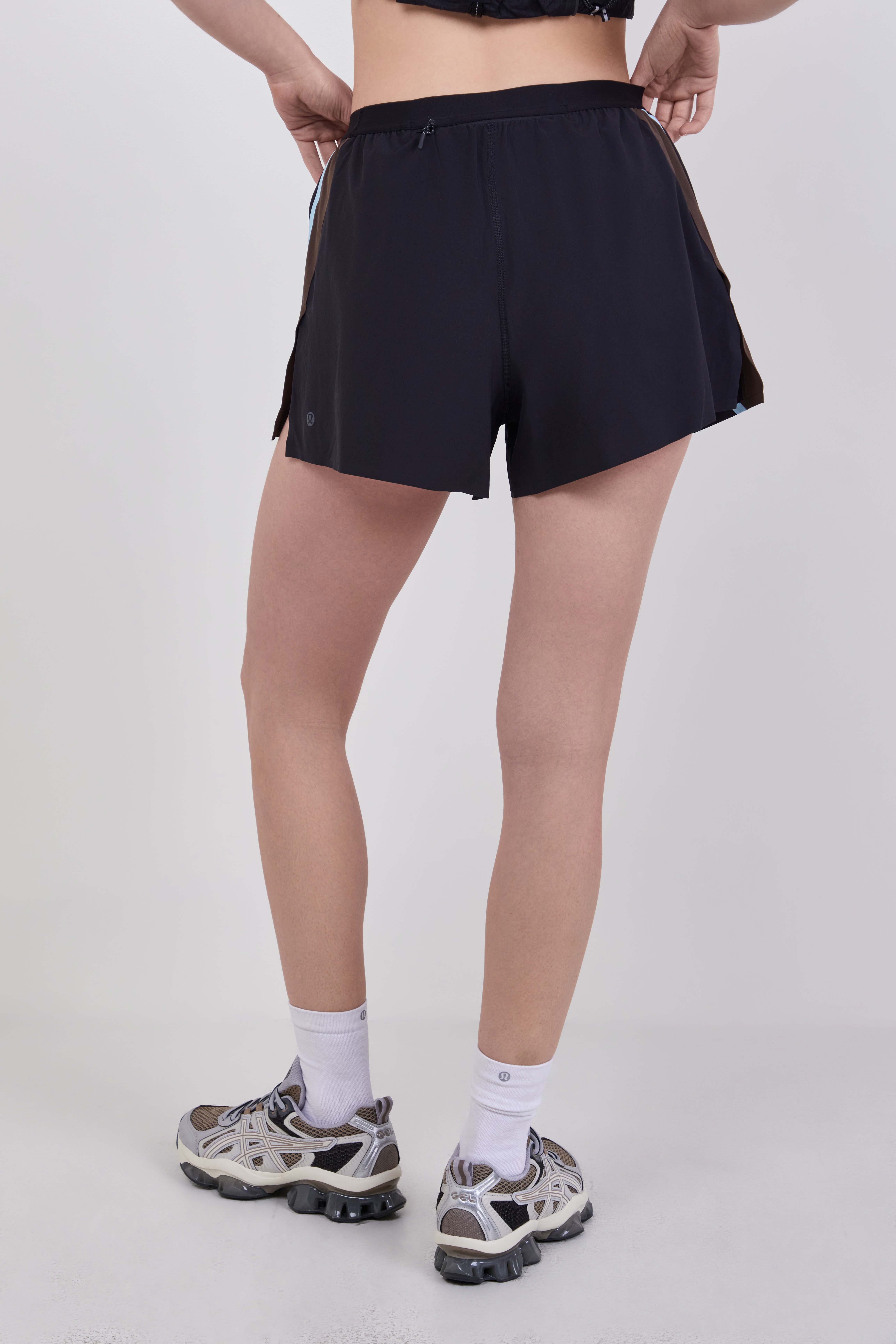 תמונת דוגמן אחורית של Fast and Free High-Rise Classic-Fit Split Short 3''