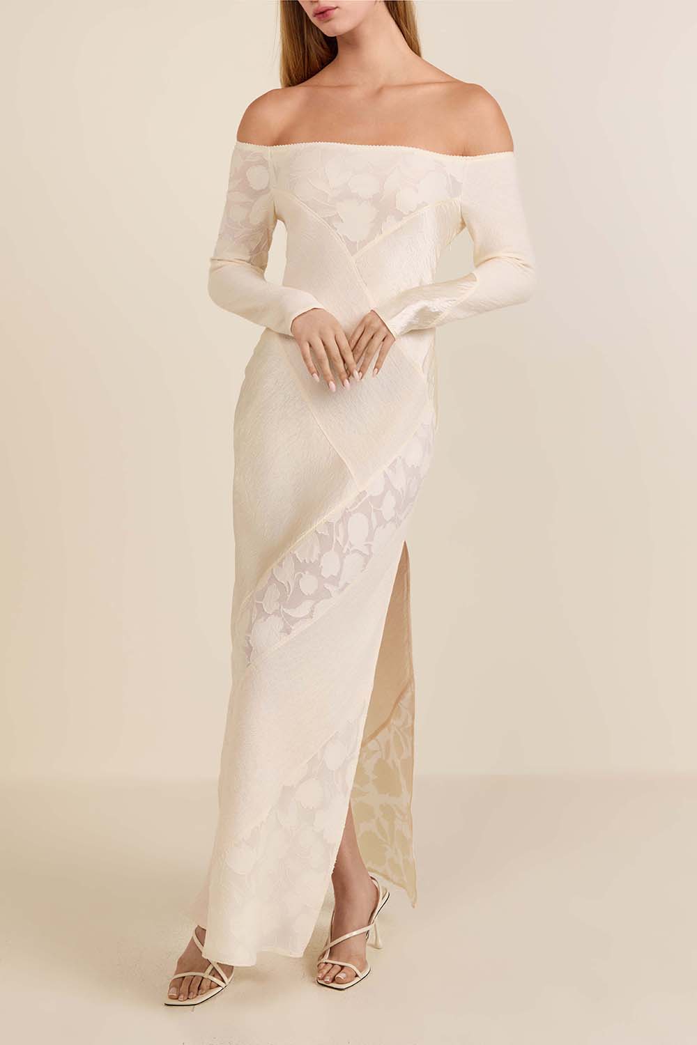 תמונת דוגמן קידמית של שמלת אוף שולדר