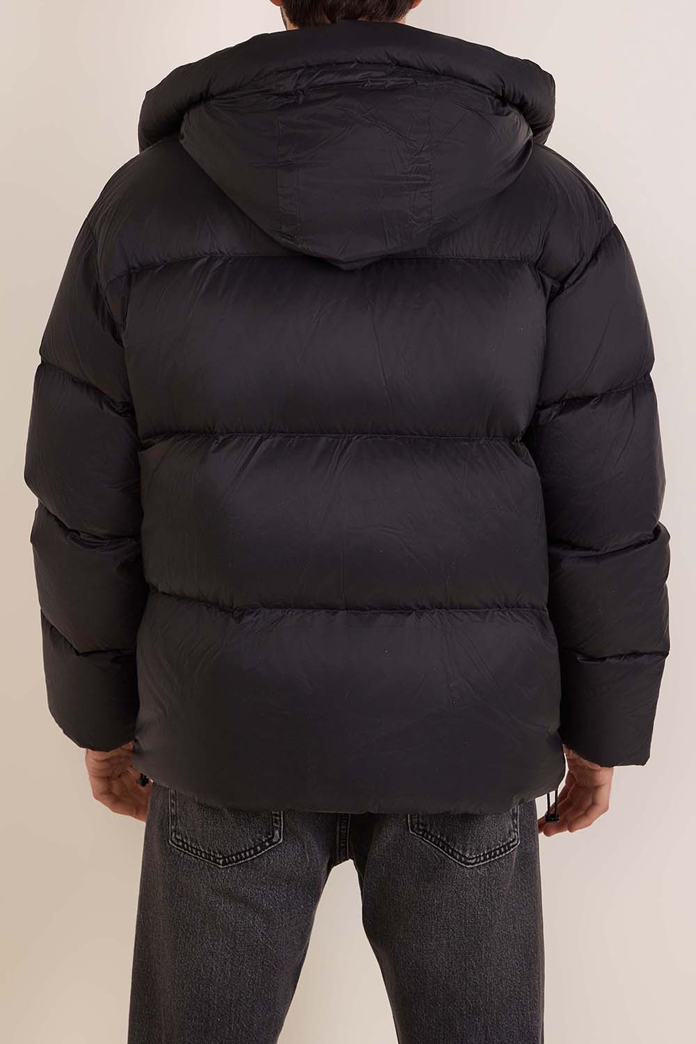 תמונת דוגמן אחורית של מעיל פוך