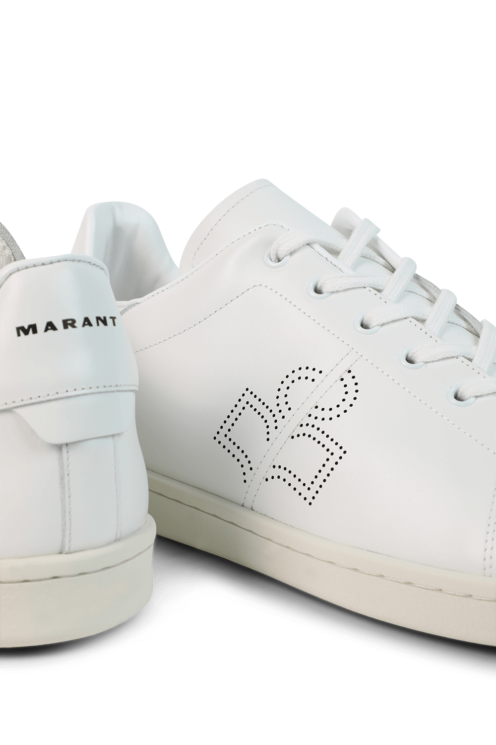 תמונת תקריב של נעלי סניקרס עם עיטור לוגו