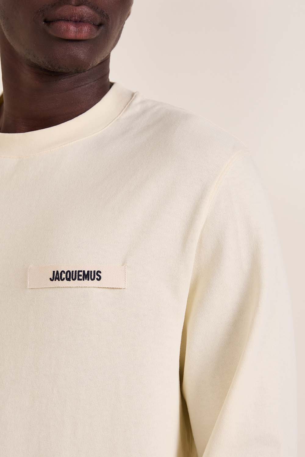 תמונת דוגמן אחורית של חולצת טי ארוכה