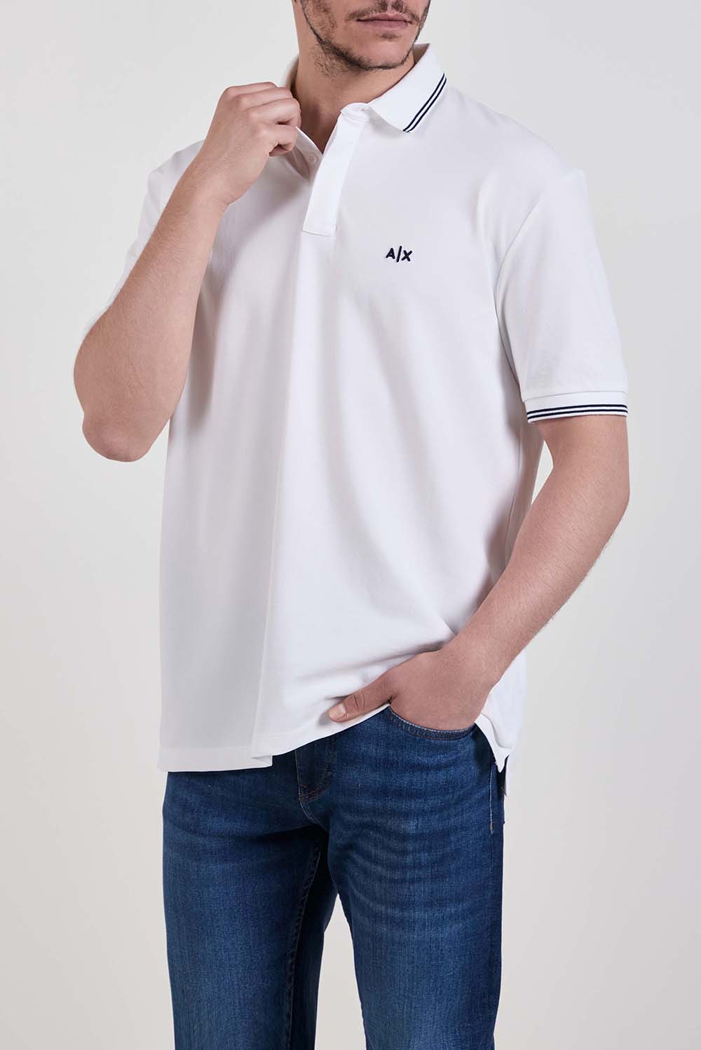 תמונת דוגמן קידמית של חולצת פולו בגזרה ישרה