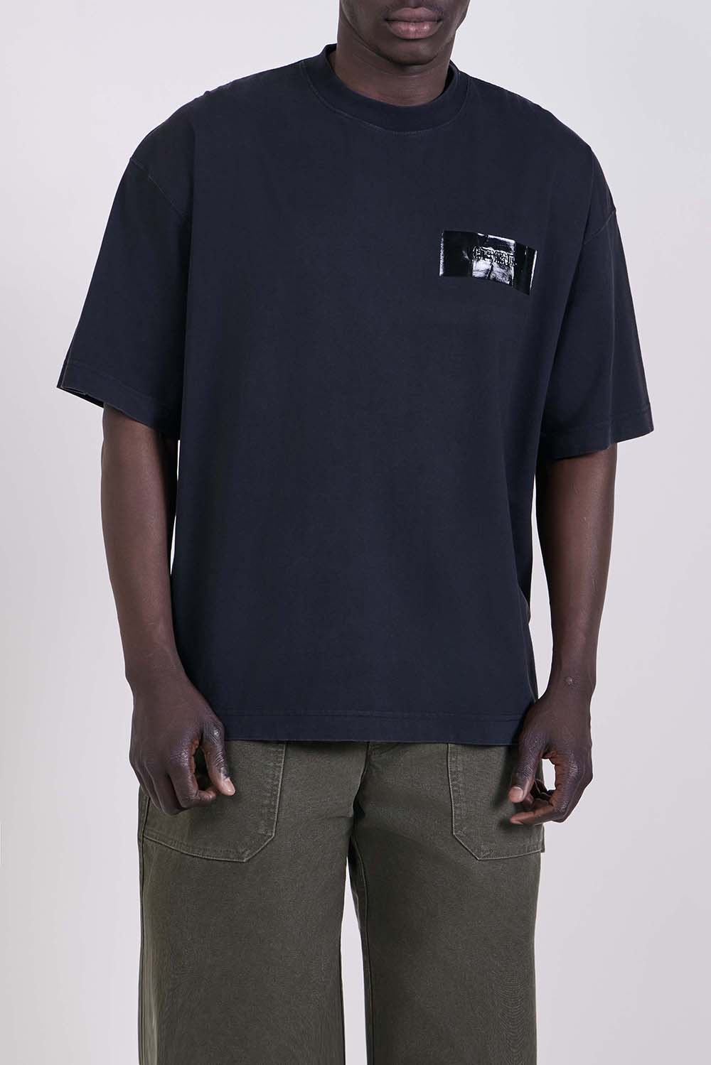 תמונת דוגמן קידמית של חולצת טי בגזרה משוחררת