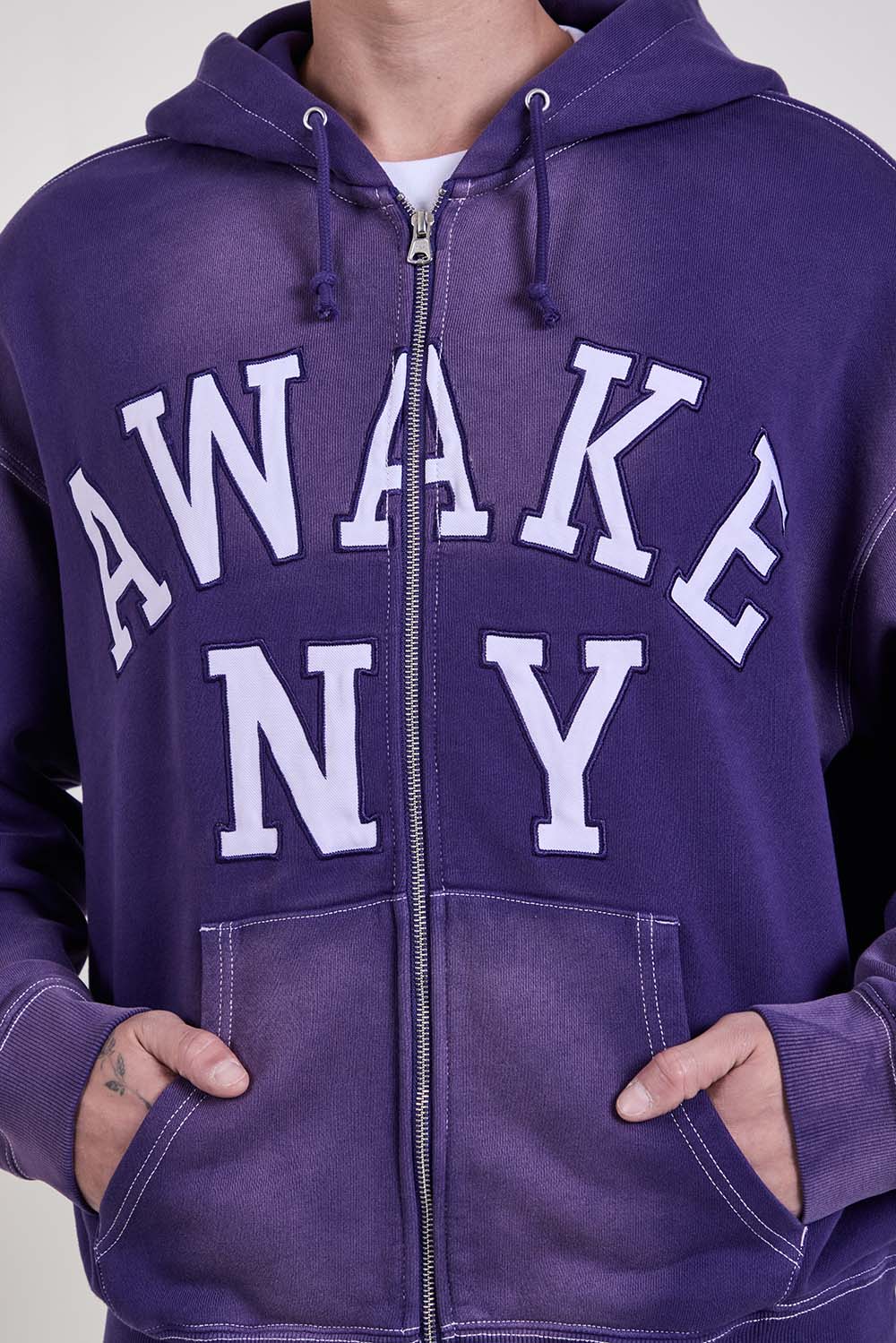 תמונת תקריב דוגמן של קפוצ'ון בגזרה משוחררת