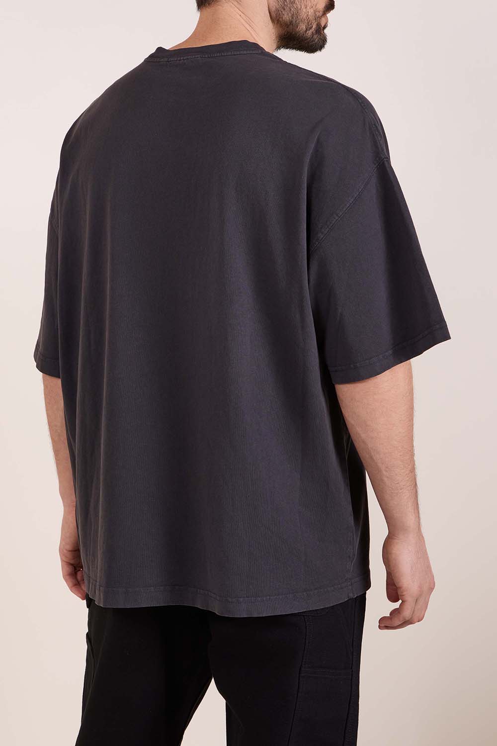 תמונת דוגמן אחורית של חולצת טי בגזרה משוחררת