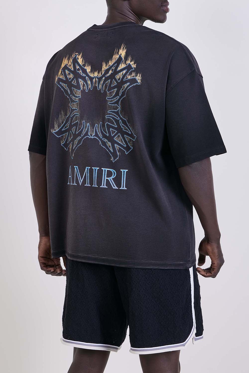 תמונת דוגמן אחורית של חולצת טי בגזרת אוברסייז