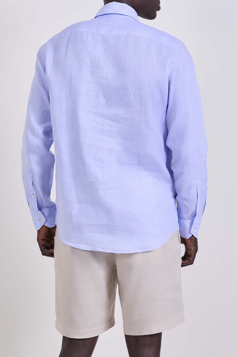 תמונת דוגמן אחורית של חולצה מכופתרת בגזרה משוחררת