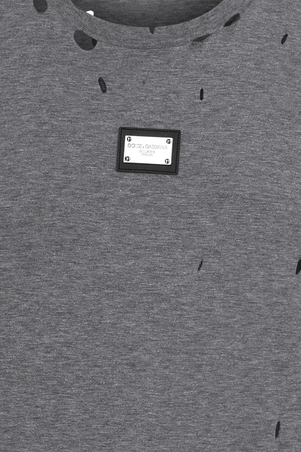 תמונה אחורית של חולצת טי עם קרעים 