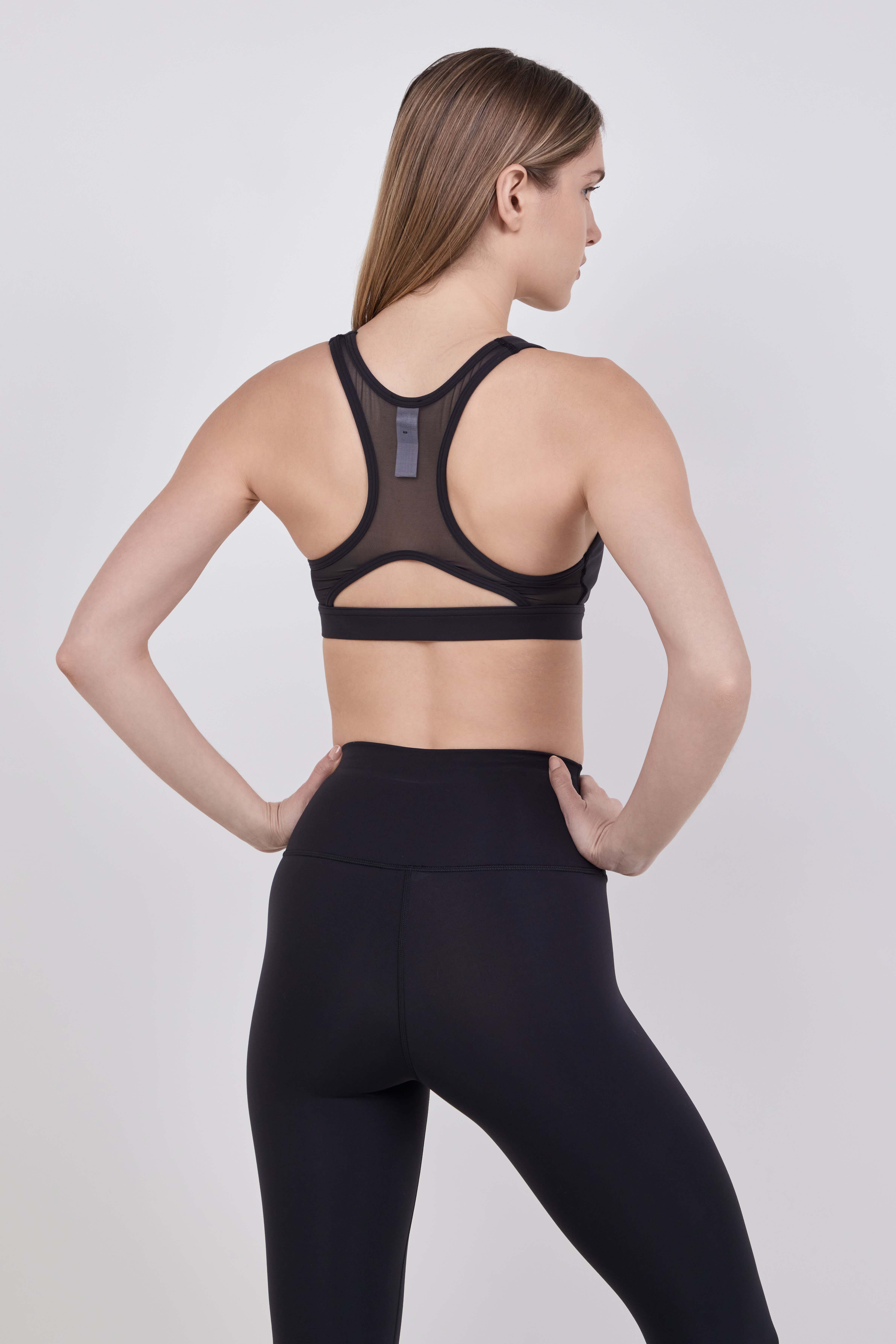 תמונת דוגמן אחורית של Wunder Train Mesh-Back Bra Medium Support, B/C Cup