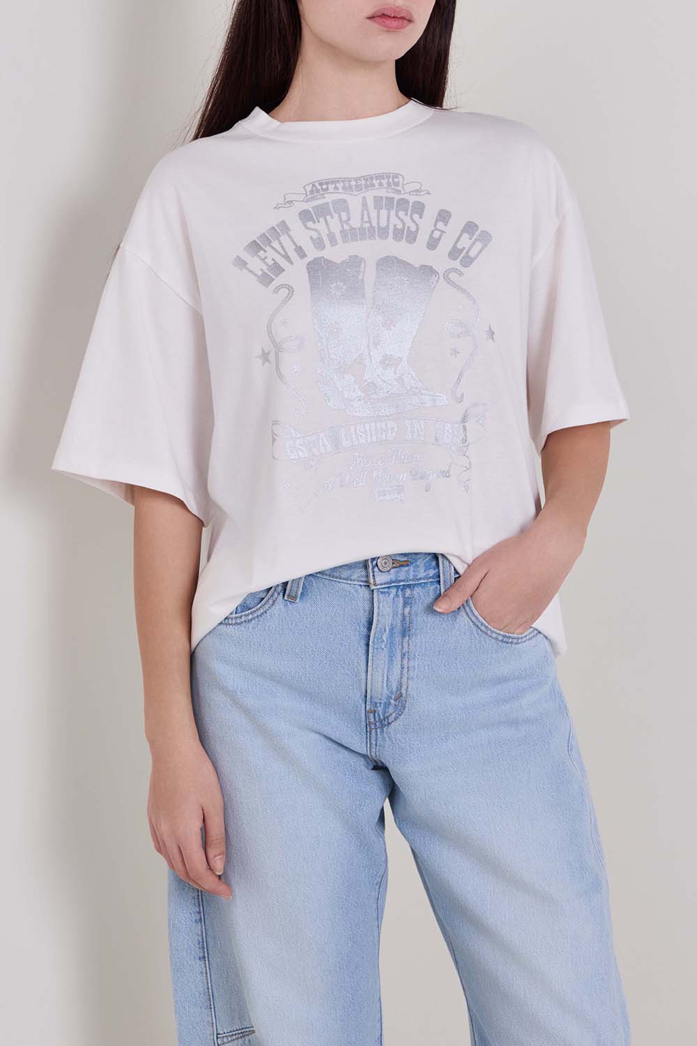 תמונת דוגמן קידמית של חולצת טי אוברסייז