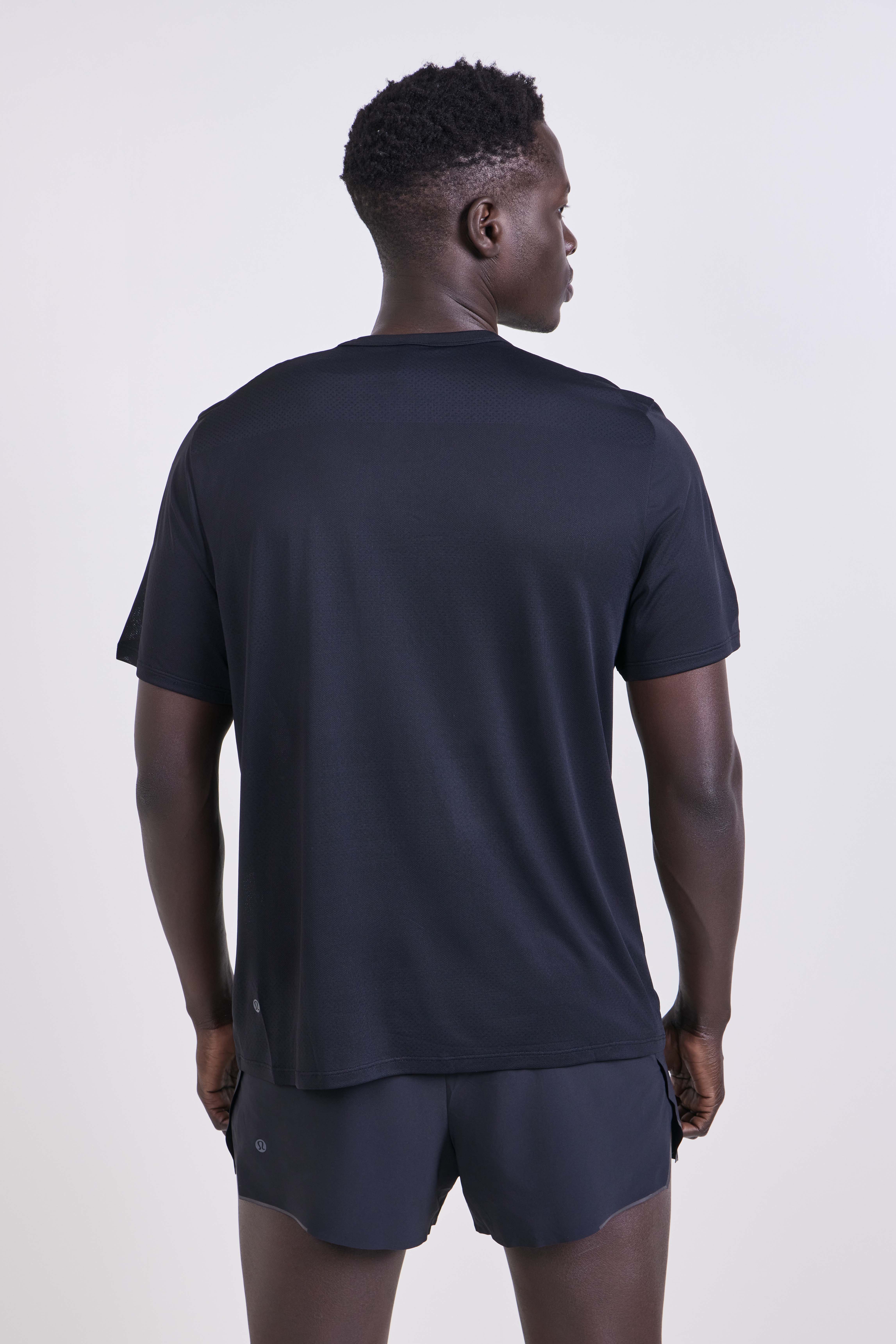 תמונת דוגמן אחורית של Men's Fast and Free Short-Sleeve Shirt Perforated Stripe