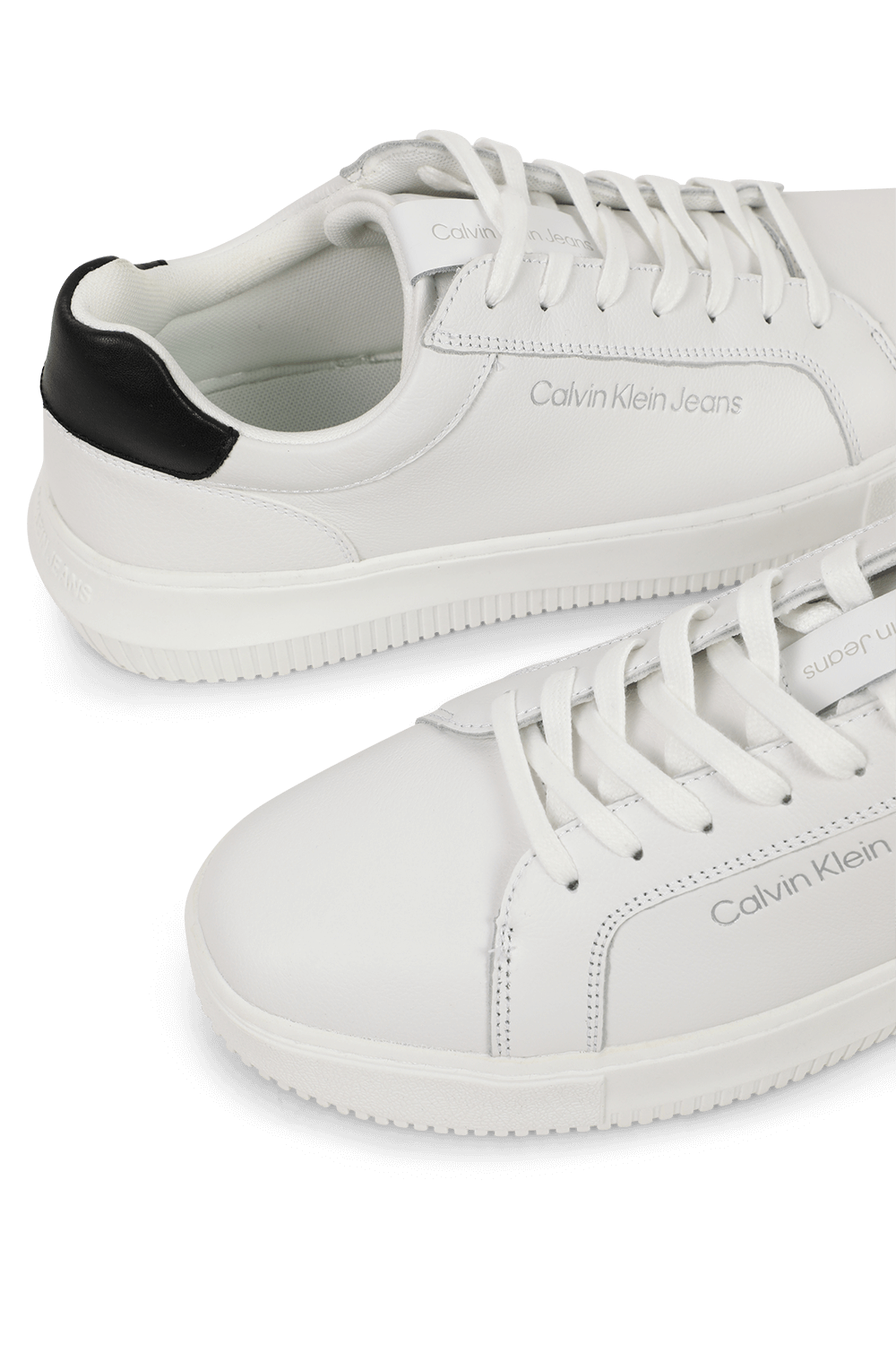 תמונת תקריב של נעלי סניקרס צ'אנקי בלבן ושחור