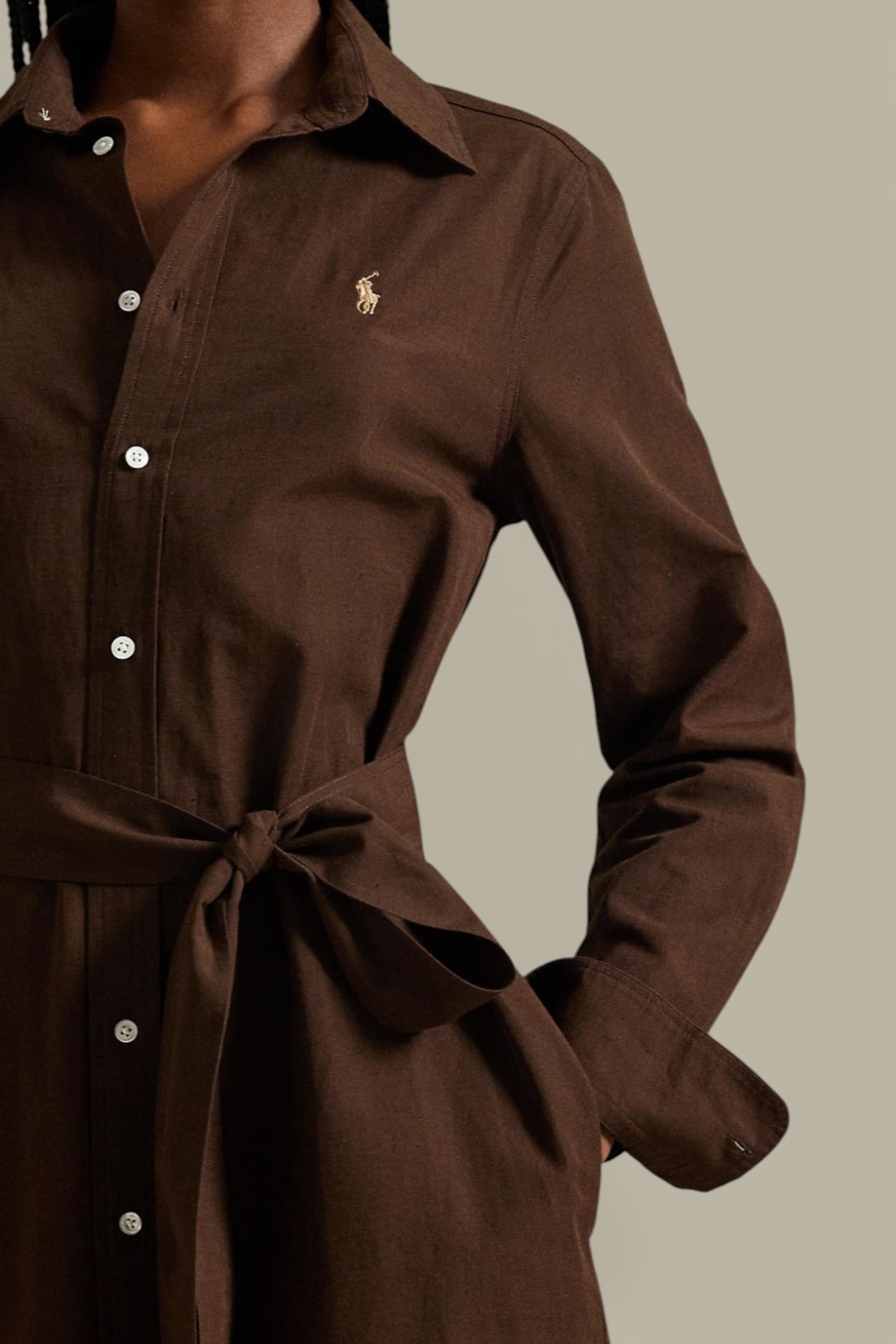 תמונת תקריב דוגמן של שמלת חולצה פשתן