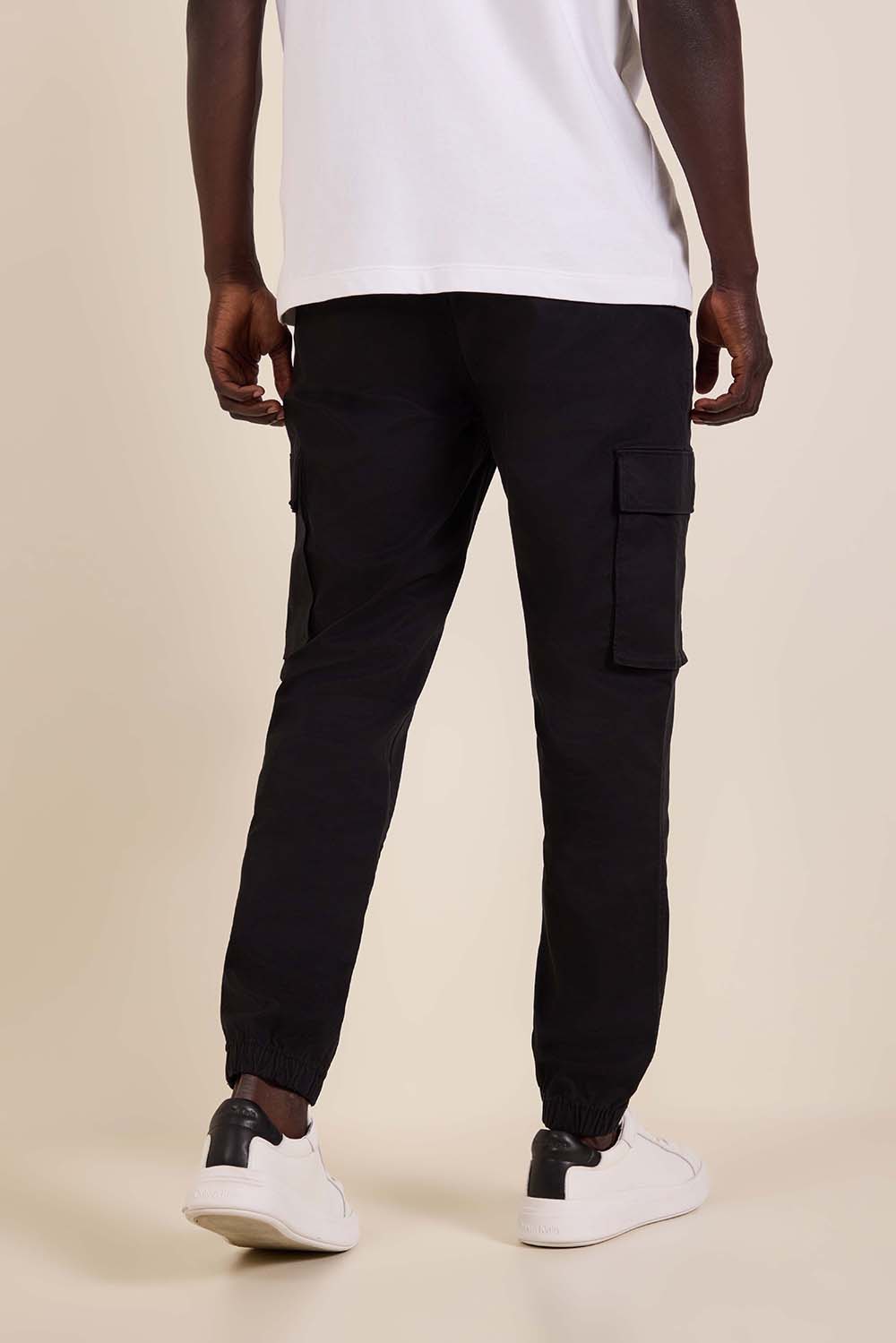 תמונת דוגמן אחורית של מכנסי קרגו