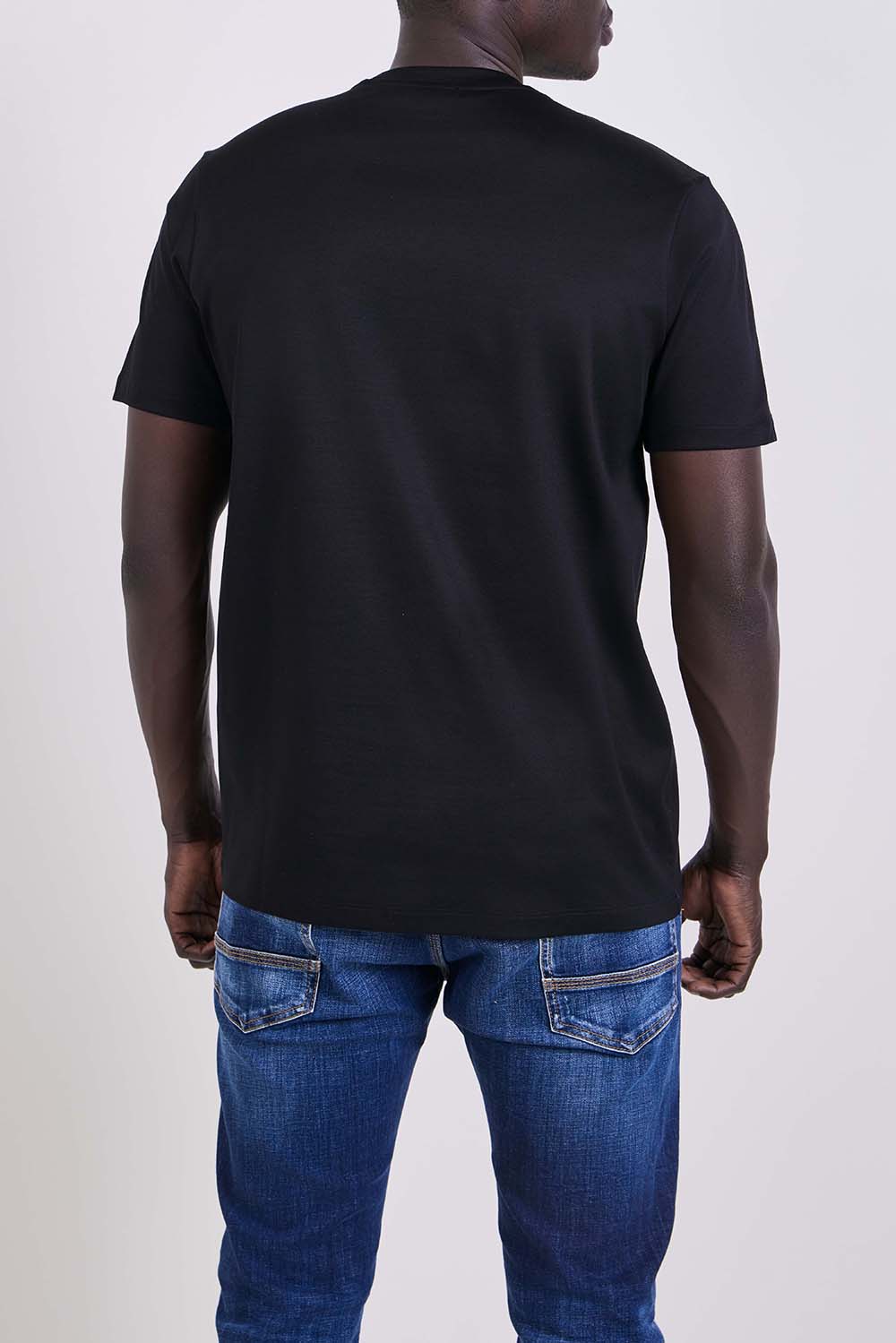 תמונת דוגמן אחורית של חולצת טי