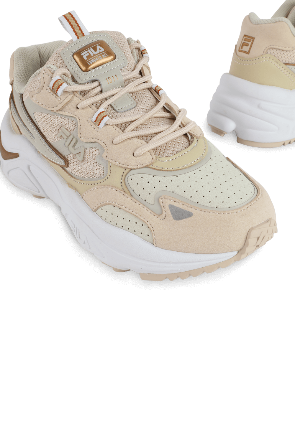 תמונת תקריב של נעלי סניקרס צ'אנקיות בגווני בז' ולבן